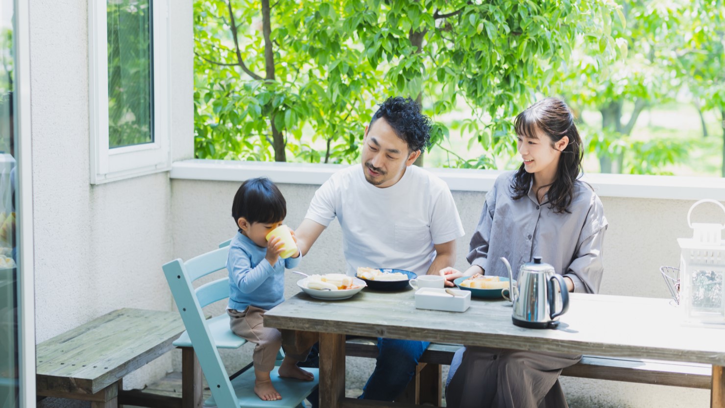 テラスで食事するファミリー