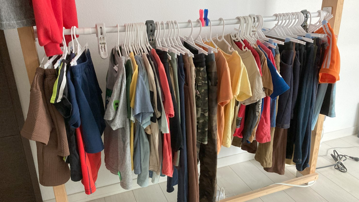 自作した子ども用のオープンクローゼット