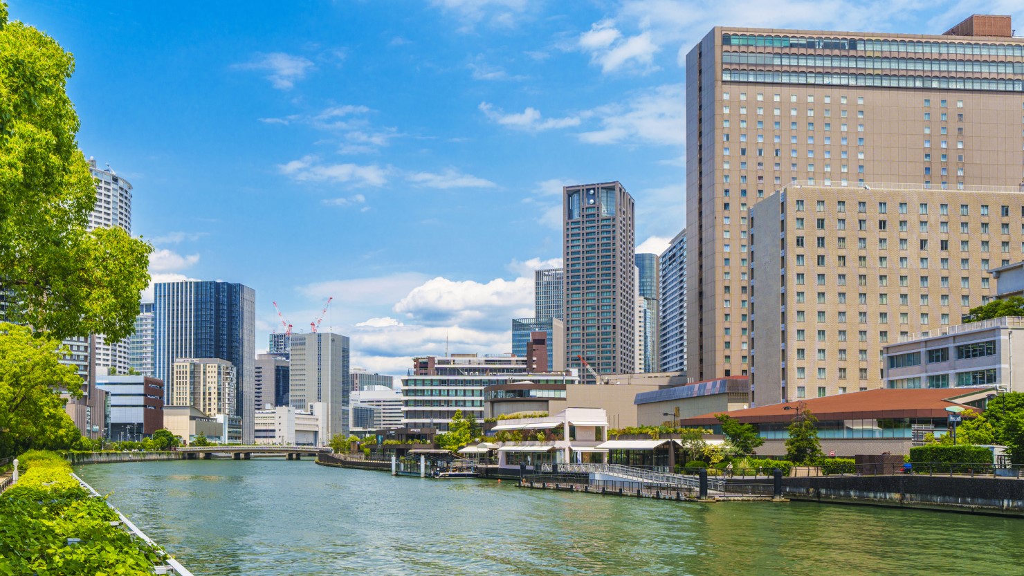 中之島と市民に親しまれている名称ですが、実は1978年に、ようやく中之島1丁目〜6丁目と統一されました。それまでは塩屋六左衛門町、治郎兵衛町・小倉屋仁兵衛町(こくらやにへいちょう)・庄村新四郎町など商人の名前がついた町も多数ありました。変遷を知るとなかなかおもしろい