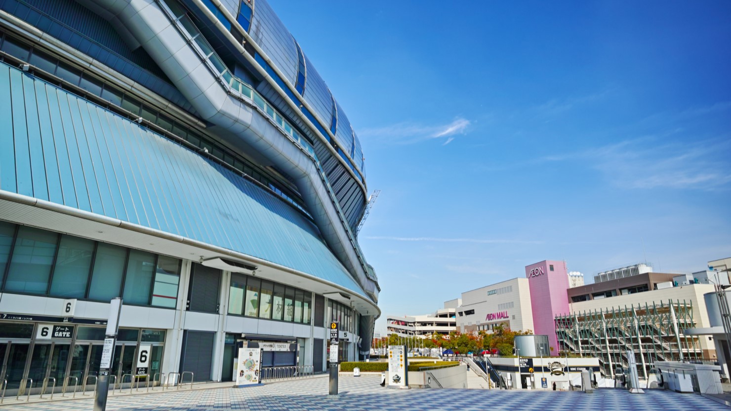 上空からみた京セラドーム大阪。手前にある丸い球体のものはガスタンク。手前の大正区で街の雰囲気がガラリと変わり、昭和の住宅街が広がる