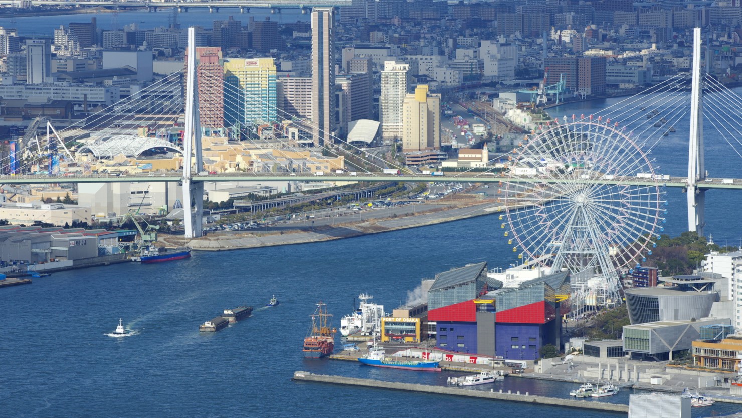 1周約20分。112.5メートルの高さを誇る大きな観覧車がランドマークにもなっている。奥に見えるのが天保山大橋