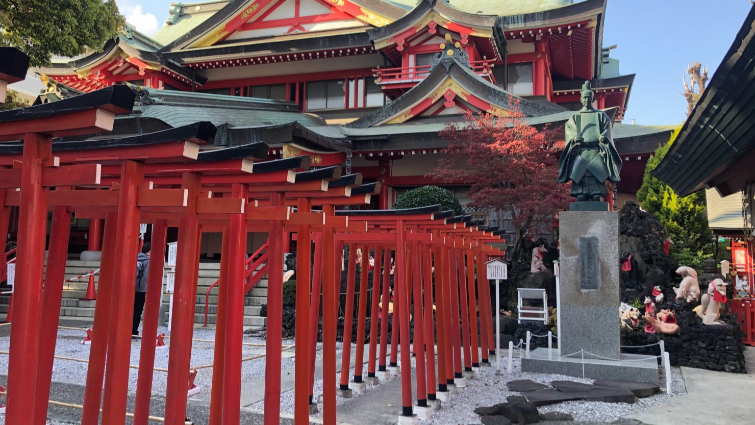 京浜伏見稲荷神社の小さな鳥居
