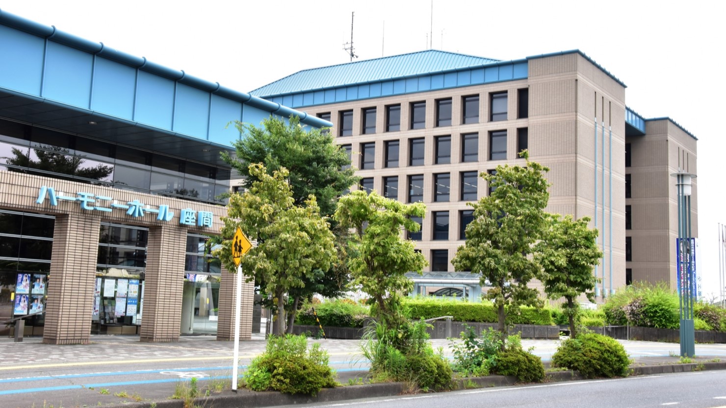 座間市　ハーモニーホール座間（市民文化会館）と座間市役所