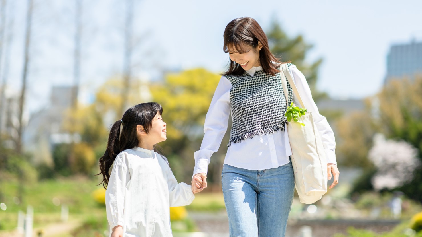 買い物帰りの親子