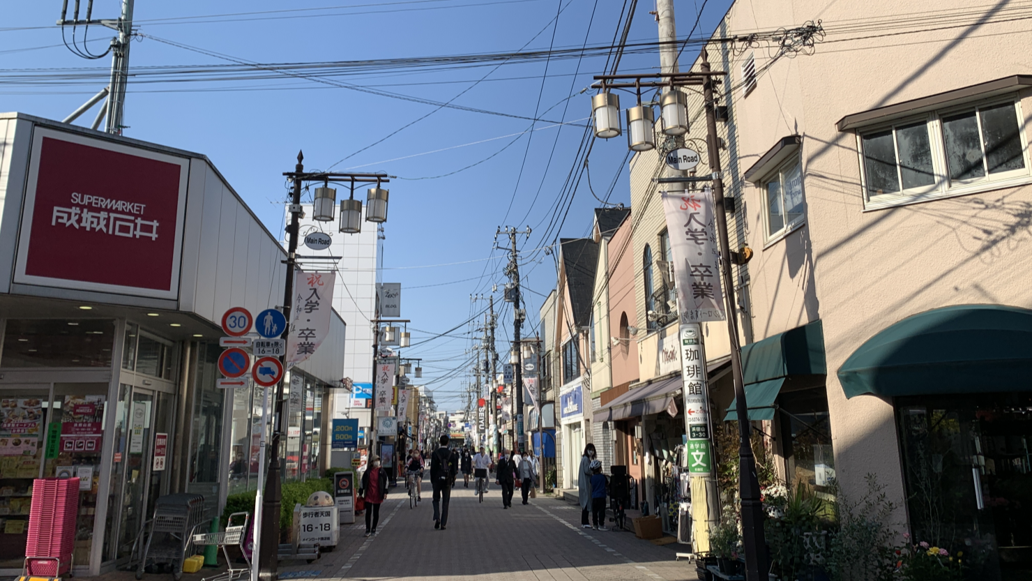 まっすぐ北に向かうメインロード