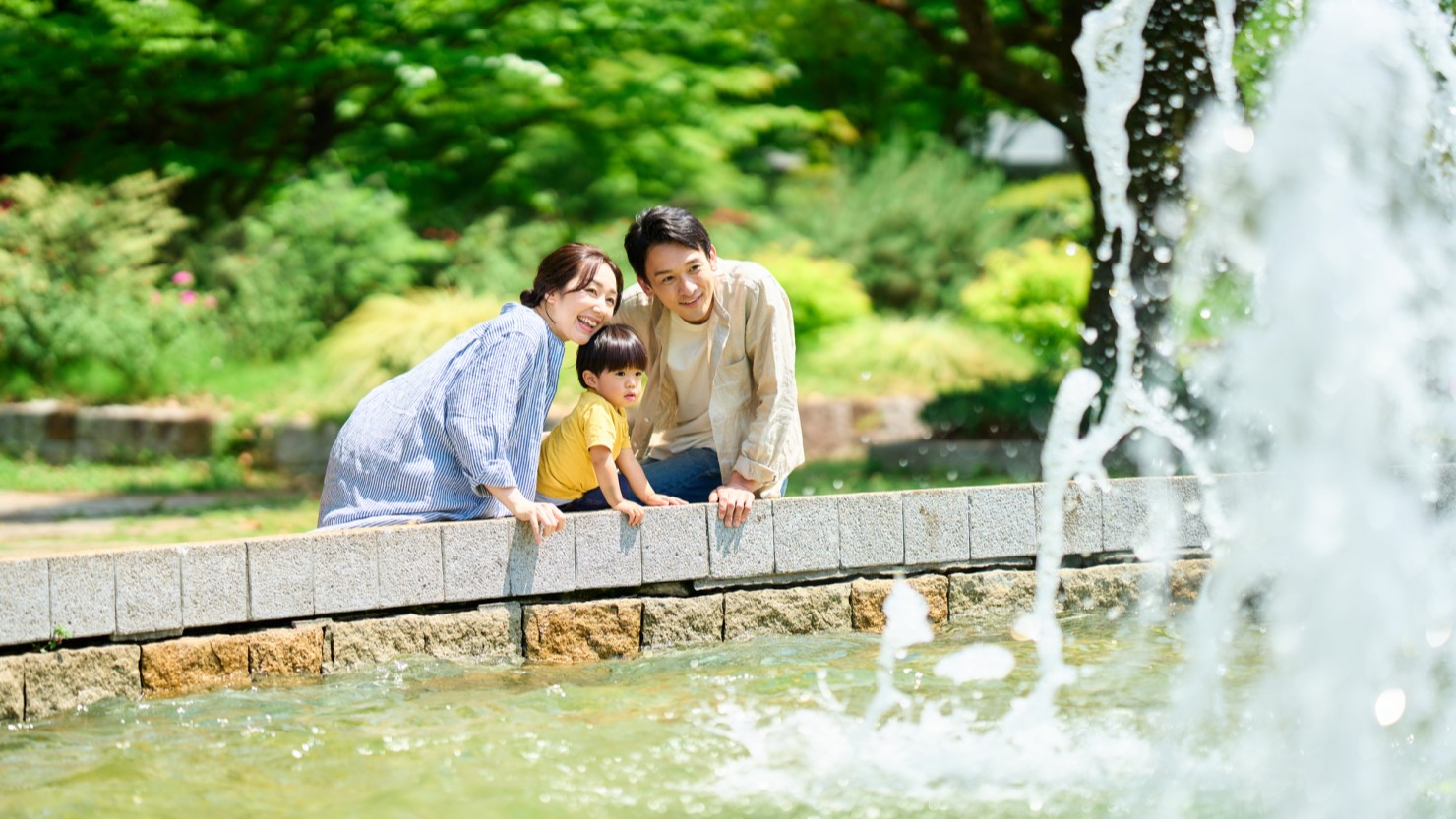 公園で楽しむ親子のイメージ