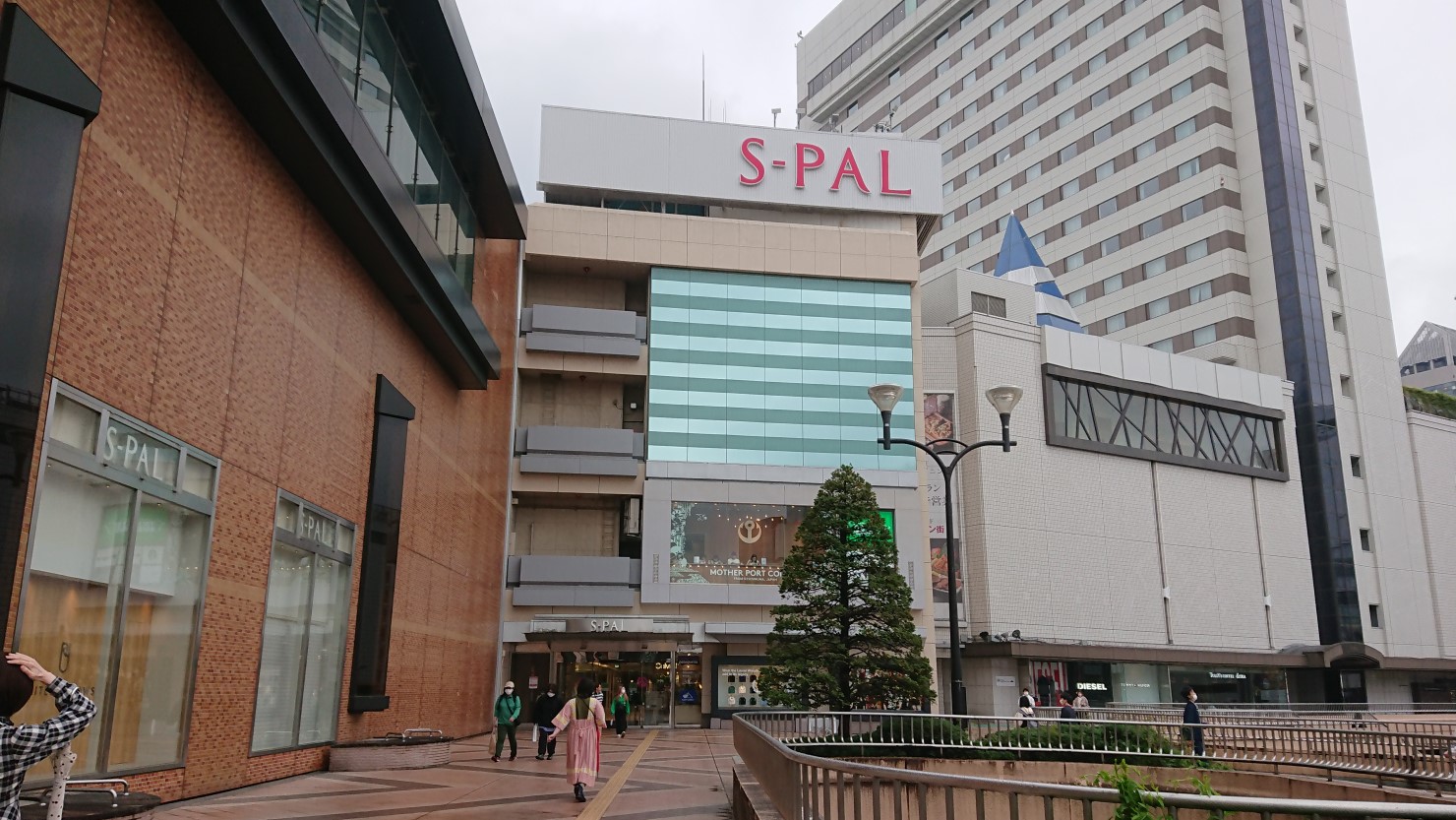 仙台駅を背に、すぐ左手あるS-PAL仙台