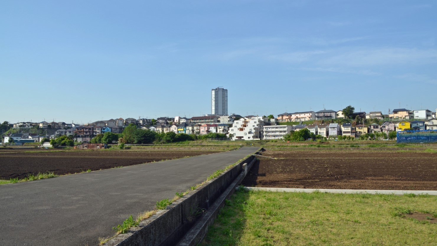 田んぼや緑に囲まれた長津田市街地