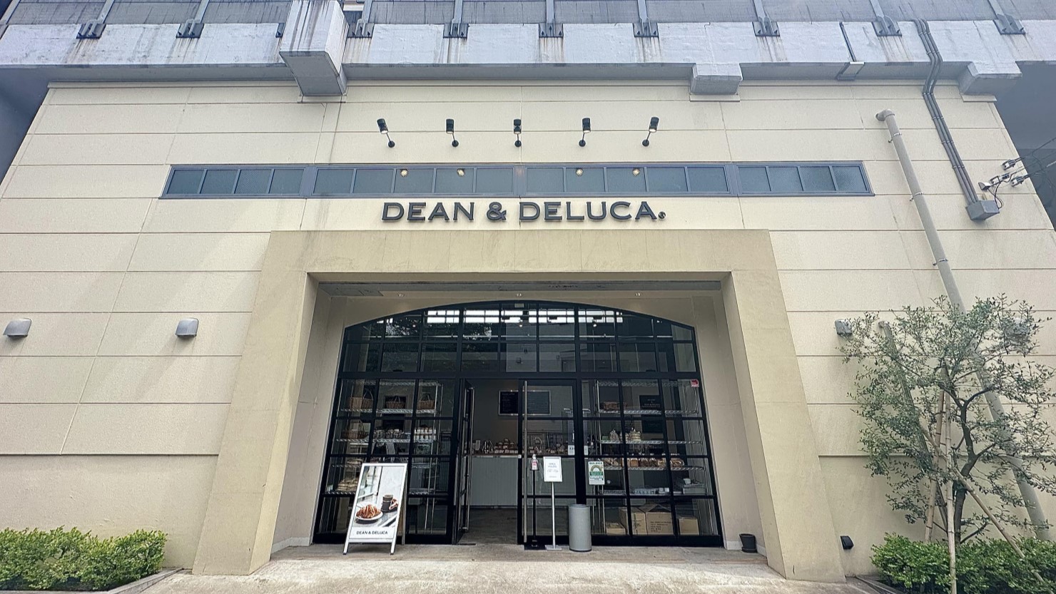 住宅街に馴染む「DEAN & DELUCA ベーカリーカフェ 碑文谷」
