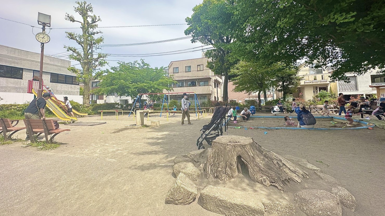 遊具周辺の人はまばらで子どもたちはのびのび遊んでいた