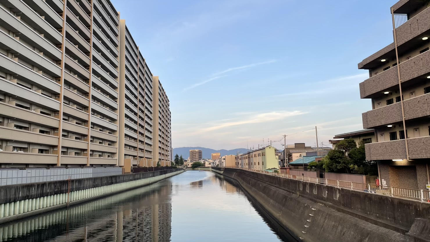 放出駅周辺から望む第二寝屋川と生駒山