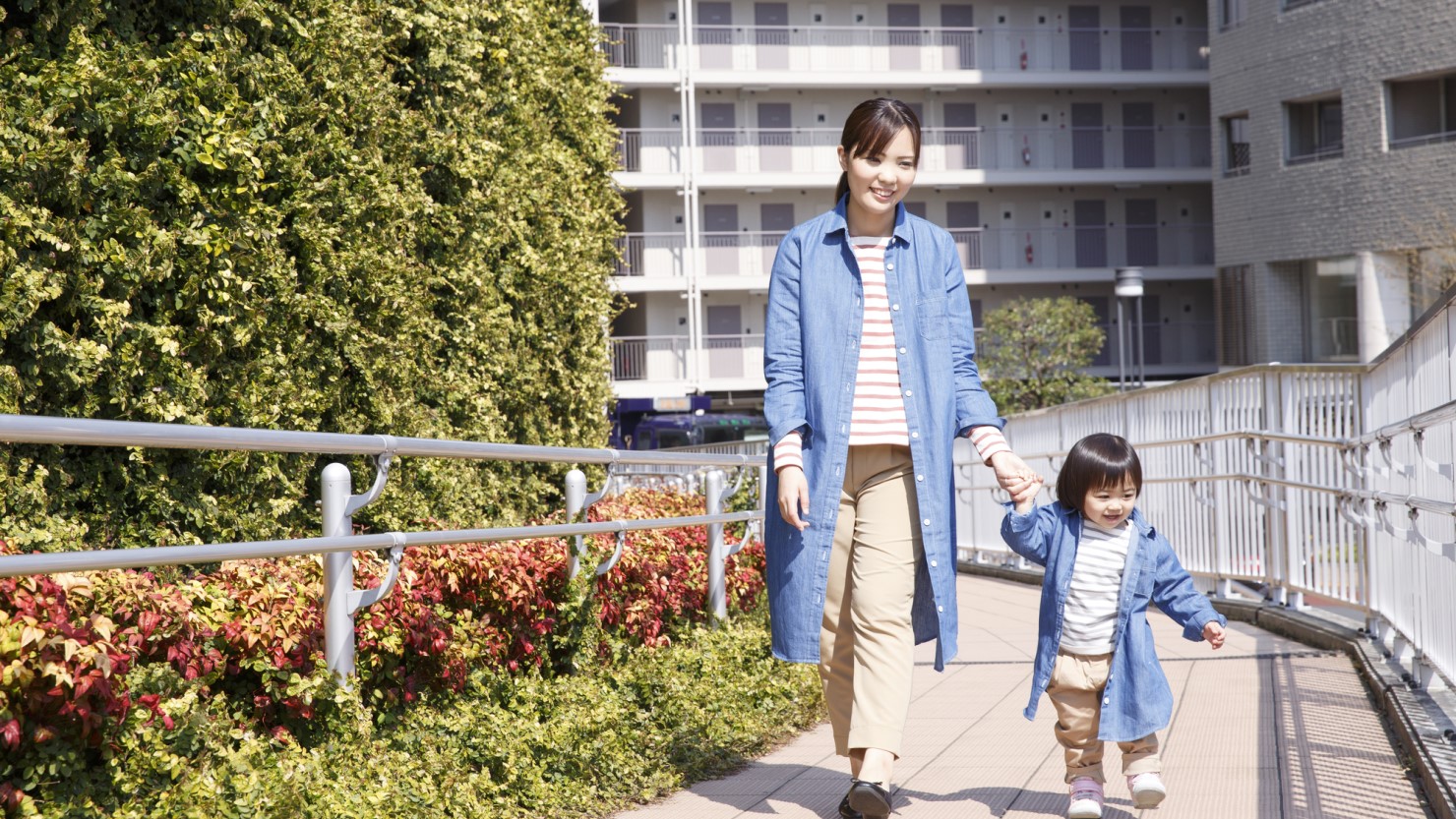 散歩する親子の様子