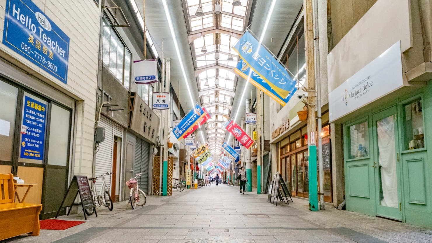 奉還町商店街の様子。商店街の道筋は、かつての西国街道（山陽道）