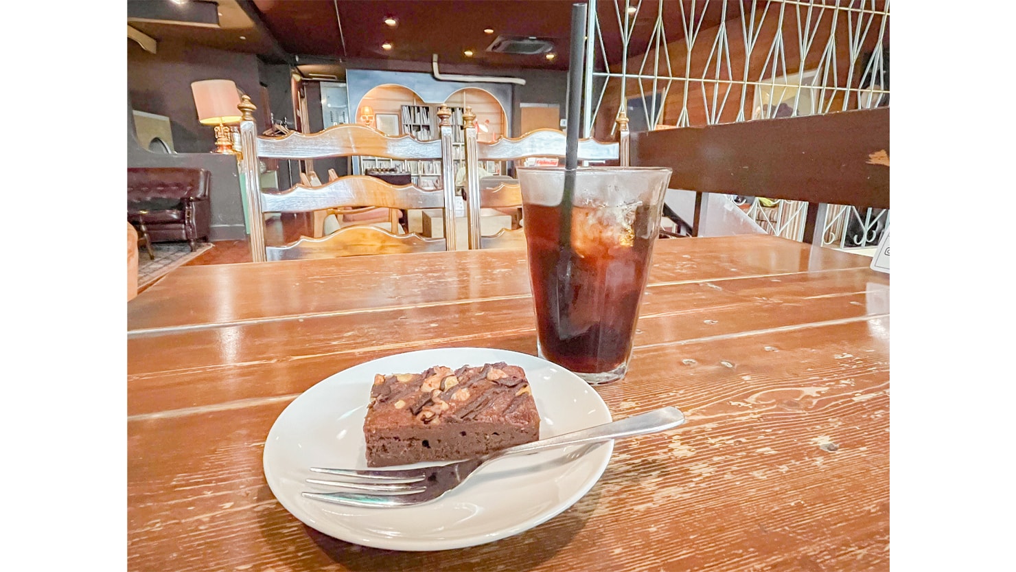 深煎りアイスコーヒーとブラウニー