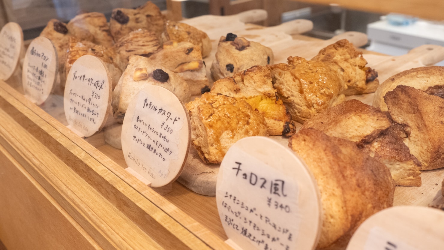 さまざまな種類のスコーンが並ぶ