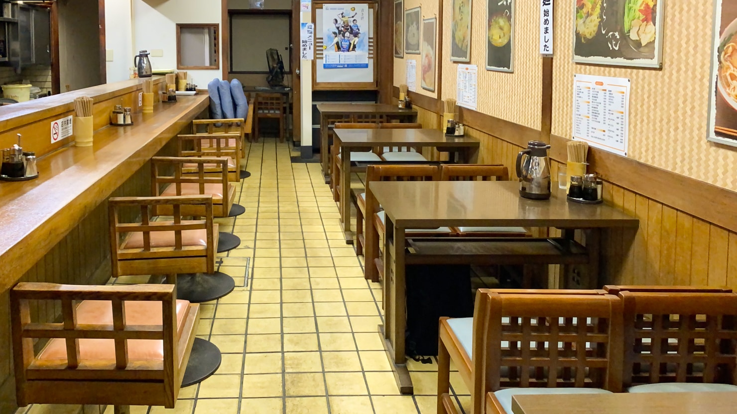 昔ながらの大衆食堂の雰囲気を残す、旭軒の店内