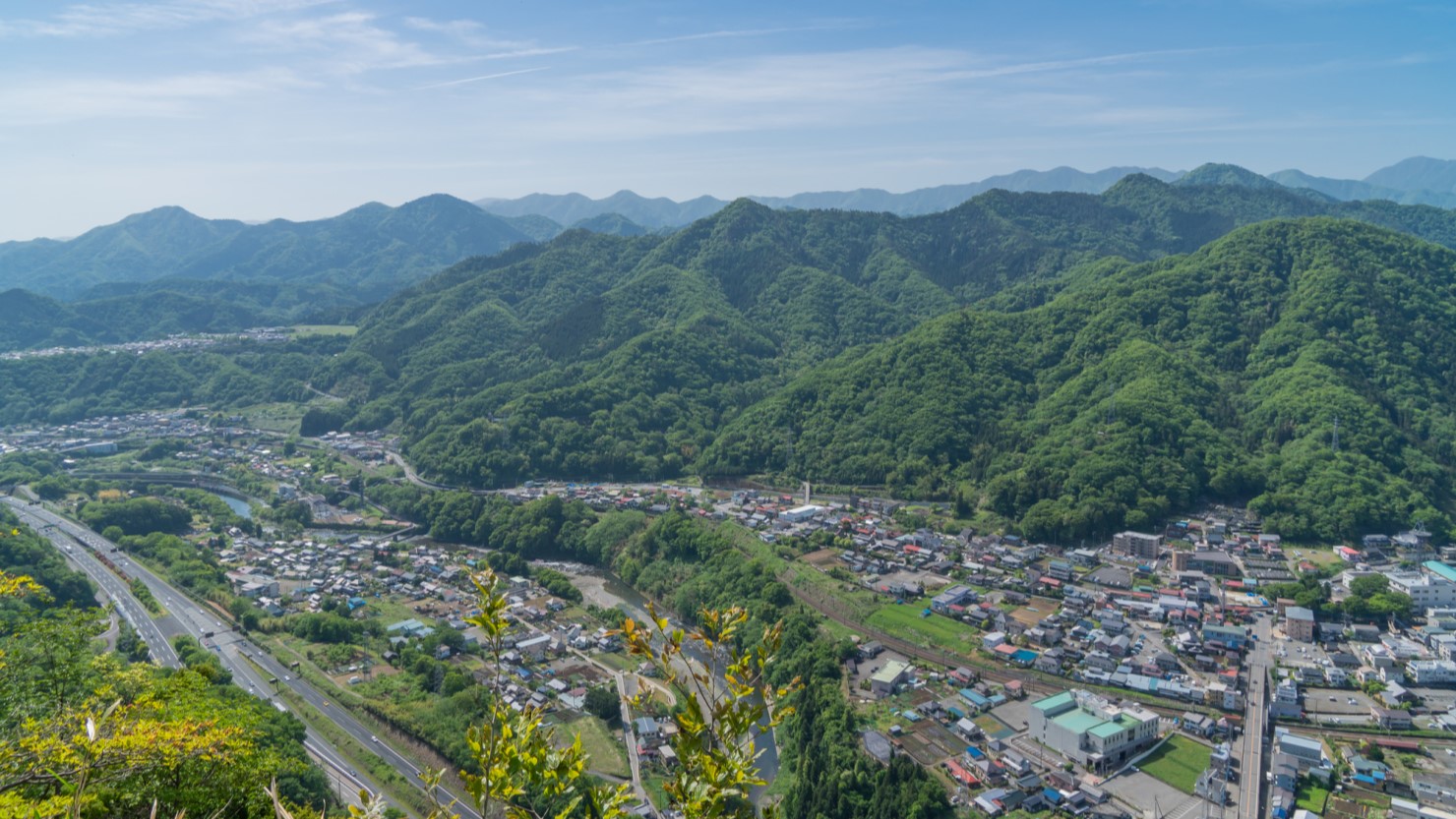 岩殿山からは大月市全体を望めます