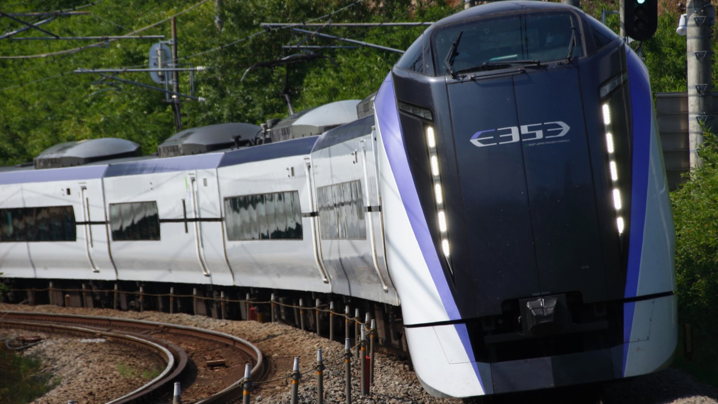 大月駅に停車する特急あずさ