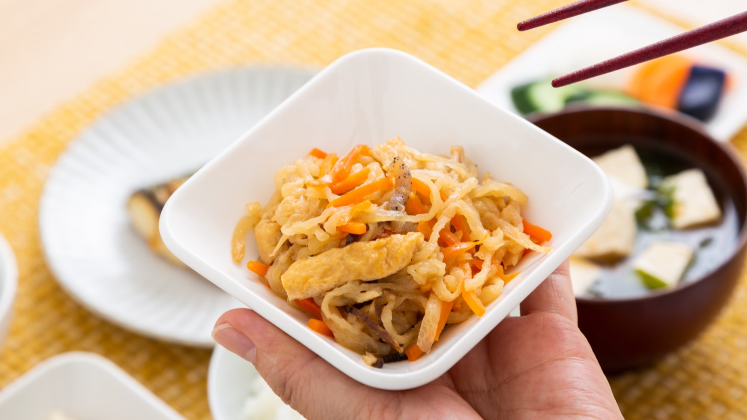 切り干し大根の煮物を食べる様子