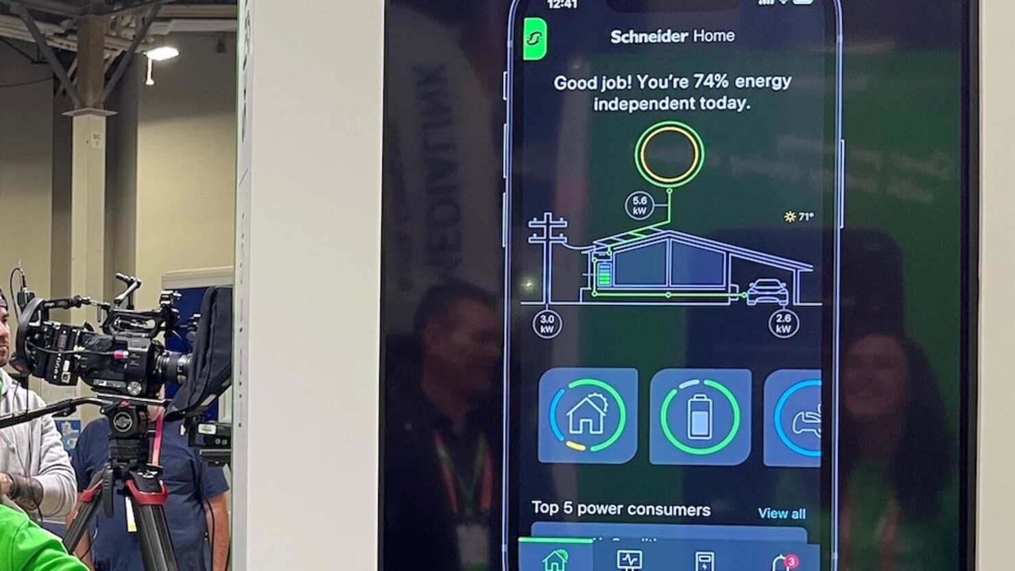 スマートフォンで自宅のエネルギー消費の状況などが一目でわかる　© Rika Higashi