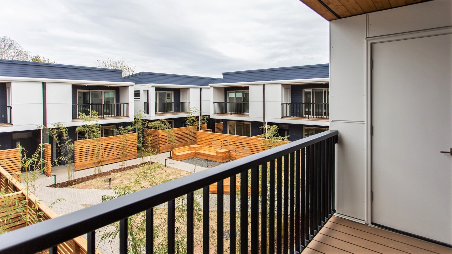 タウンハウス型集合賃貸住宅の HOMMA HAUS Mount Tabor　© HOMMA Group,Inc