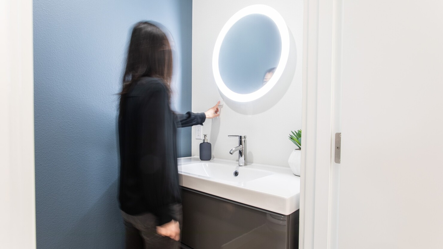 洗面台の化粧アクティビティボタンを押してみる   © HOMMA Group,Inc