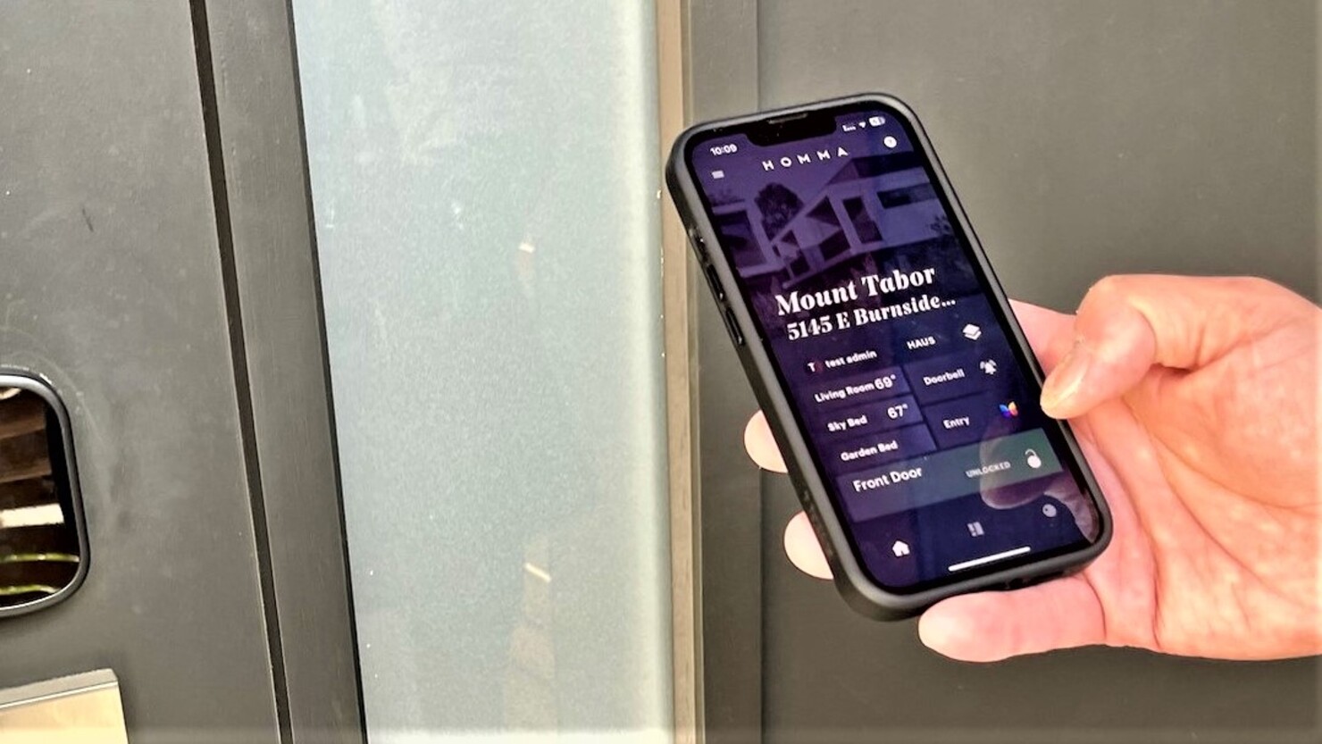 入居後に追加されたオートロックのタイマー機能 　© Rika Higashi 