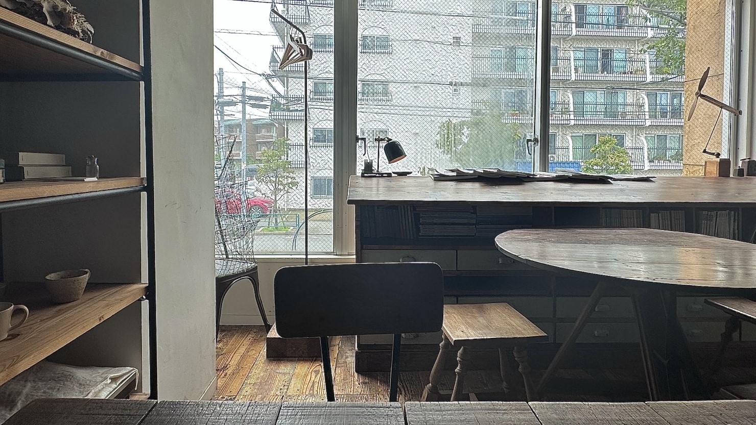 ランチタイムの暖かな雰囲気の店内