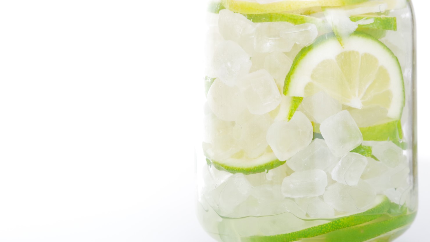 青レモンを漬けている瓶