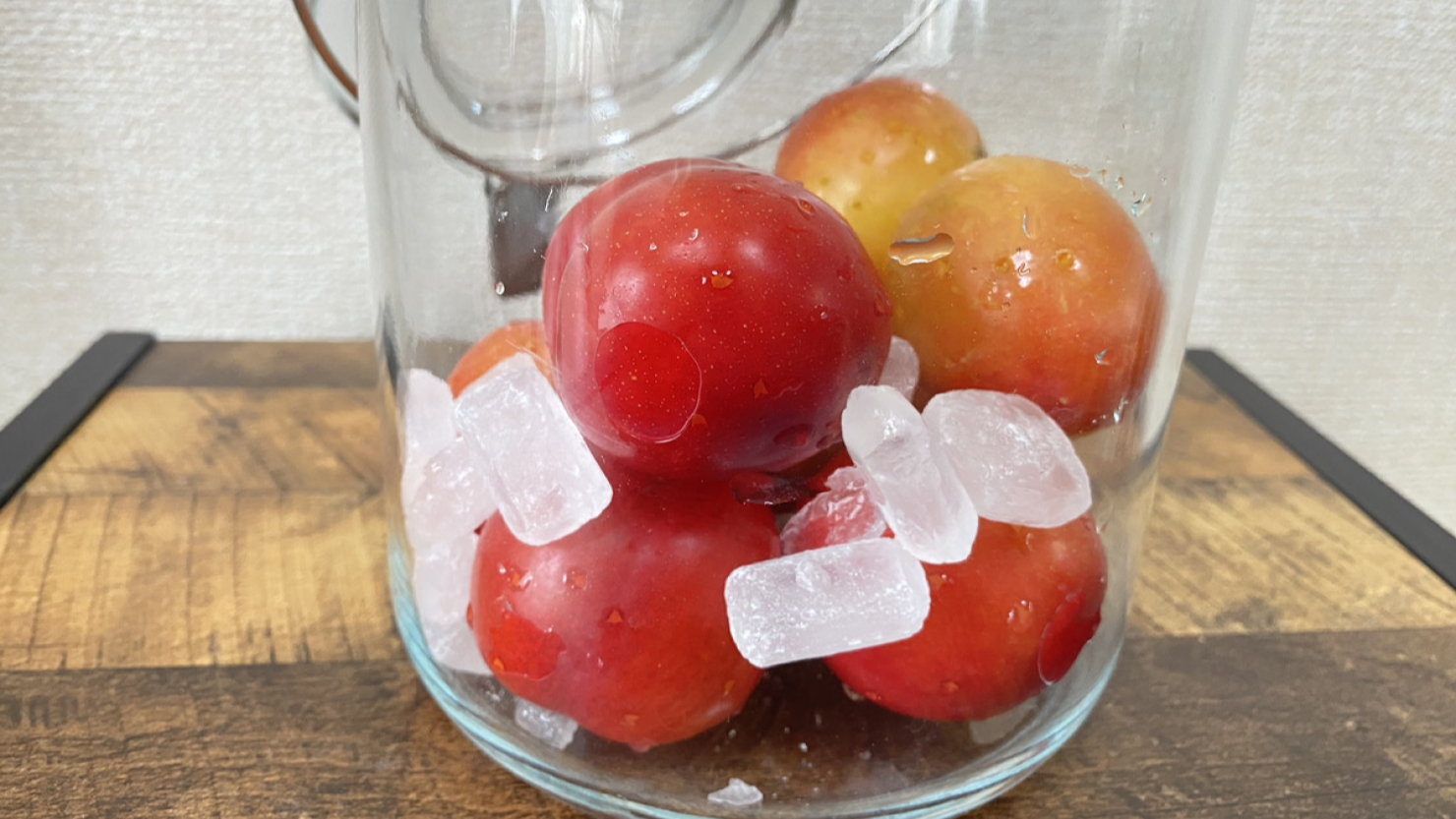 プラムと氷砂糖を交互に入れる