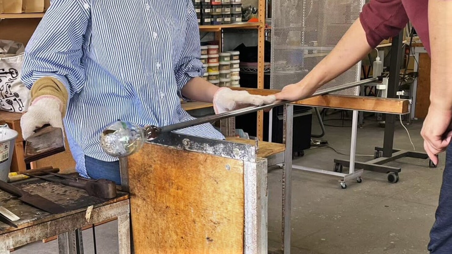 グラスの底を水平にしていく作業　© 大和久菜乃