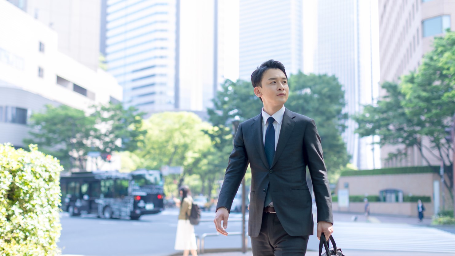 歩いて通勤する男性