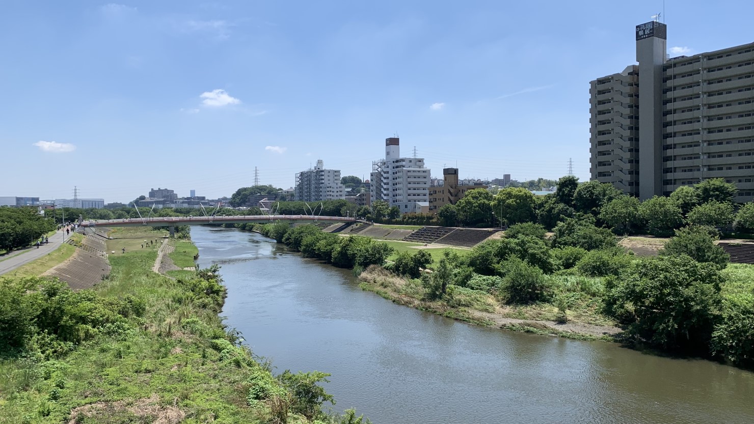 鴨居駅北口の鶴見川