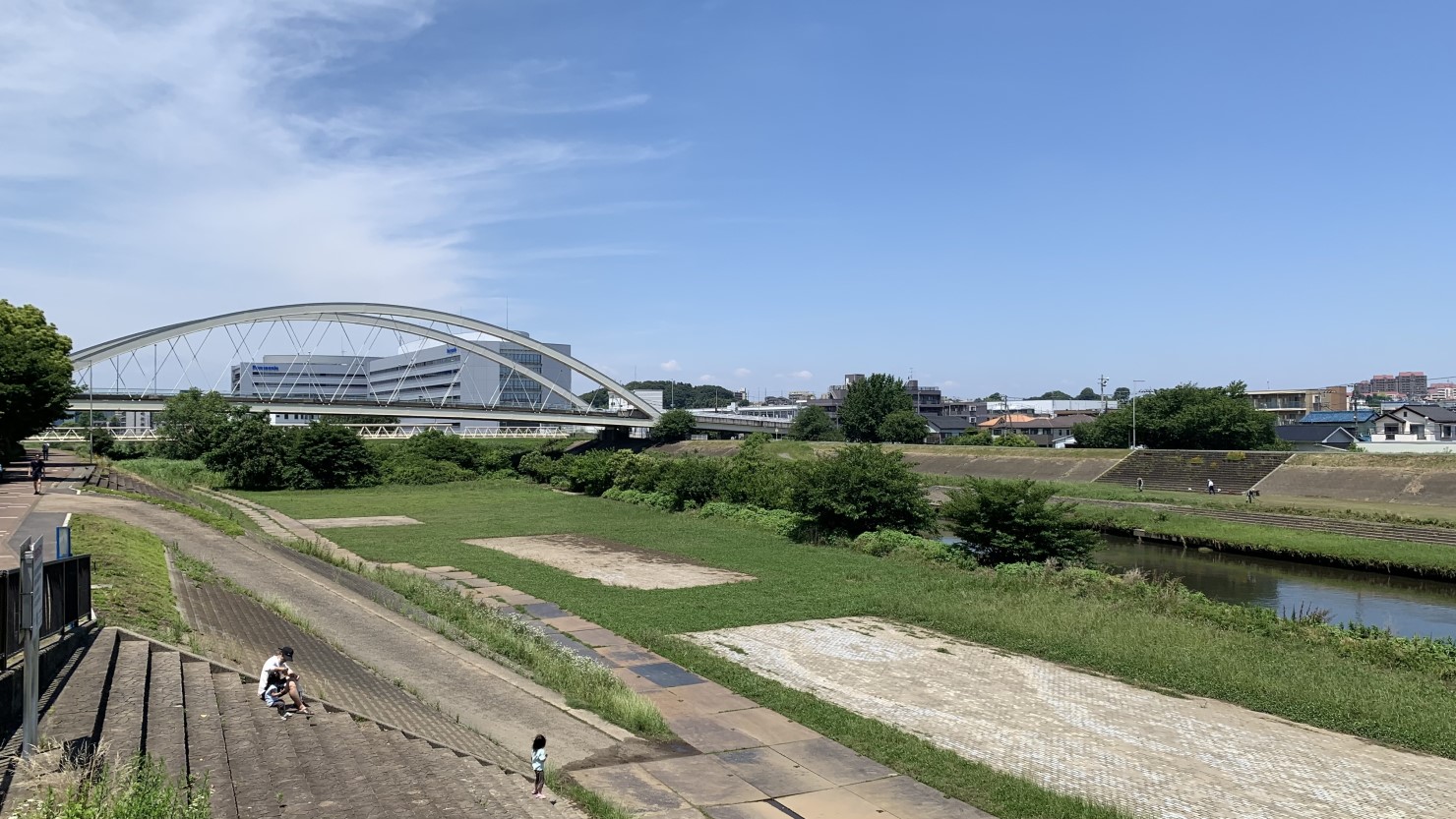 休日は鶴見川でスポーツを楽しむ人や家族連れの姿も