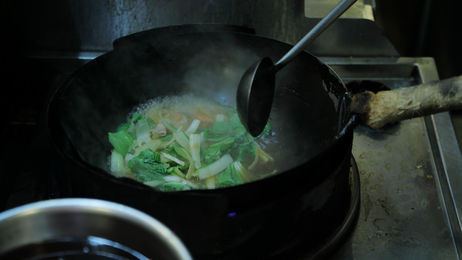 「プノンペンそば」を作るために、通常の3倍の火力を出せるように特注したコンロ。それぞれの野菜の味わいを逃さないよう、強い火力でさっと炊くことが大切なのだそう