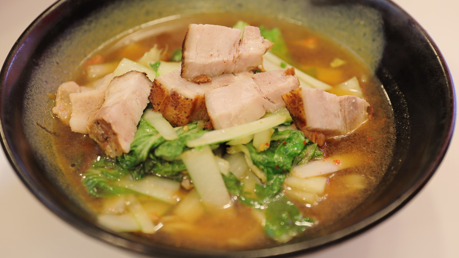 「プノンペンそば」(1,210円)にヤキブタを追加(660円)。豚肉は鹿児島県産のもの、セロリは長野県と静岡県、トマトは熊本県、ニンニクは青森県、と、全て産地を訪ね選んでいる