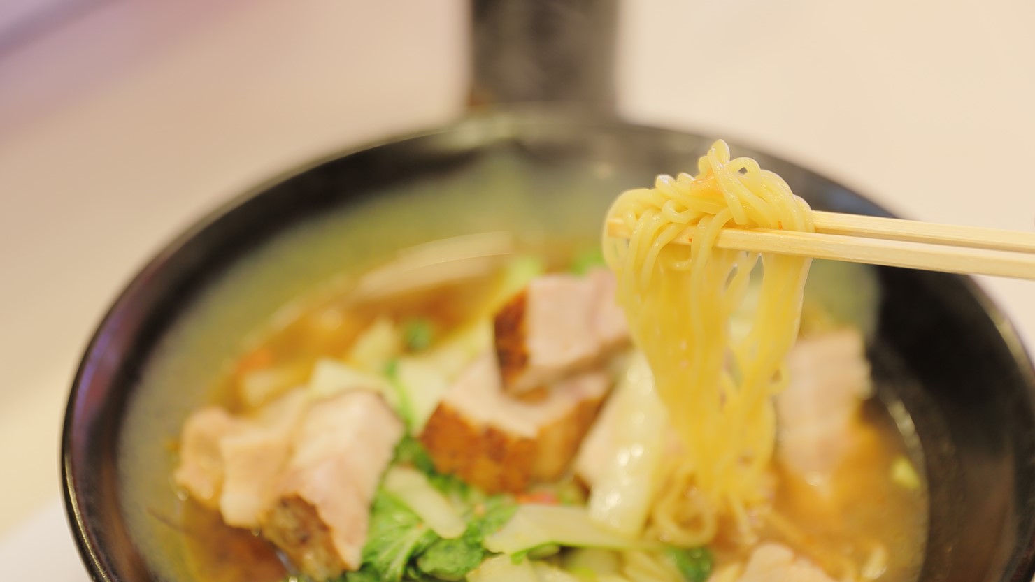 あっさりしとした味わいの奥に、ニンニクの濃厚さやほど良い辛さがじわじわと広がる「プノンペンそば」。セロリのシャキッとした食感など、それぞれの具材の個性が感じられる