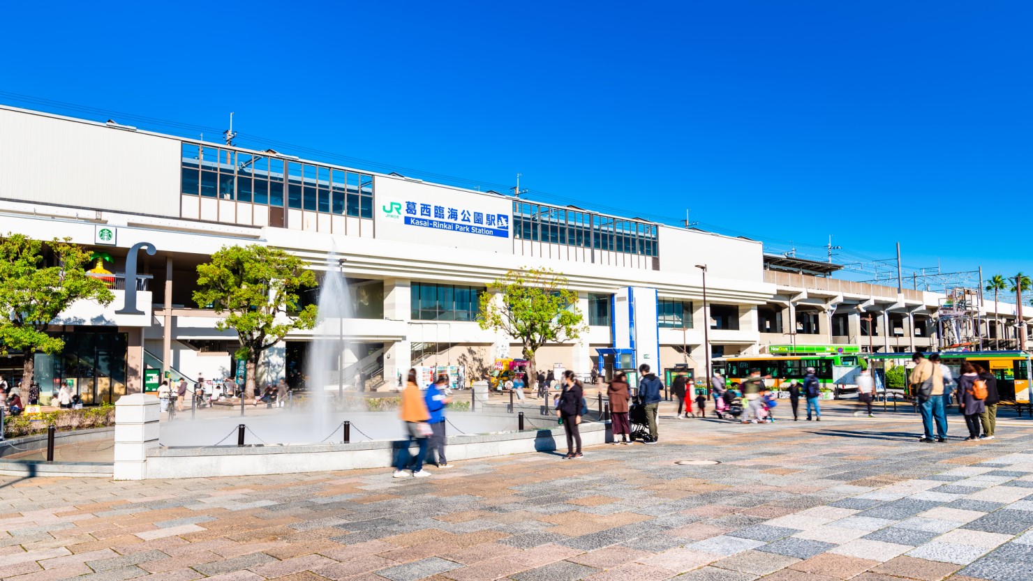 広々とした葛西臨海公園駅前ロータリー