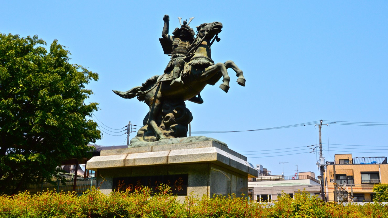 分倍河原駅前ロータリーにある新田義貞の騎馬像
