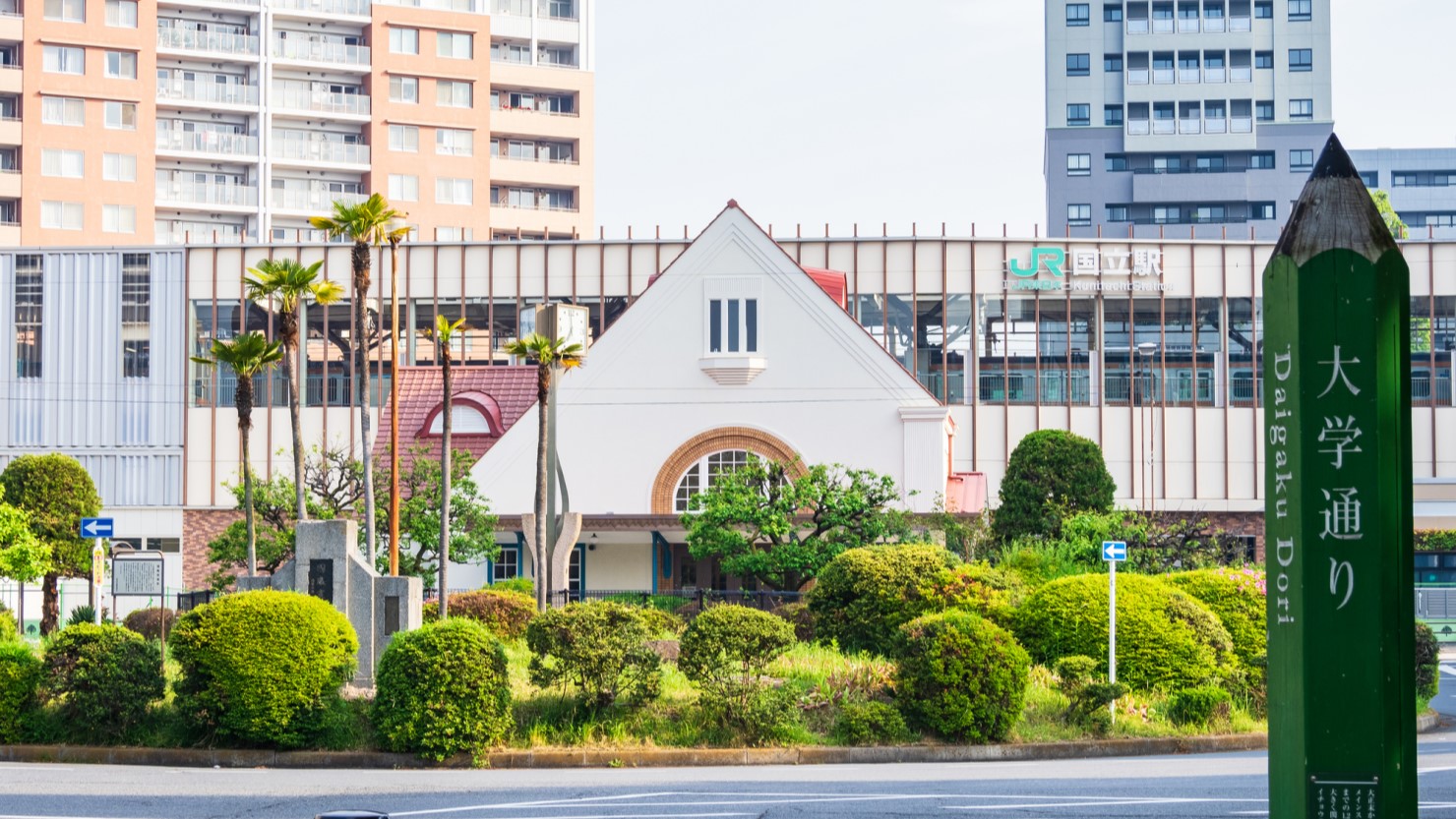 国立駅周辺、メインロードとなる大学通り