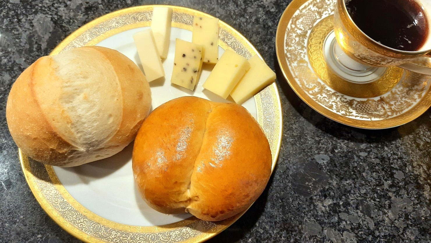 左が「ゼンメル」で、右が「ヴェッグリ」　© Satomi Iwasawa