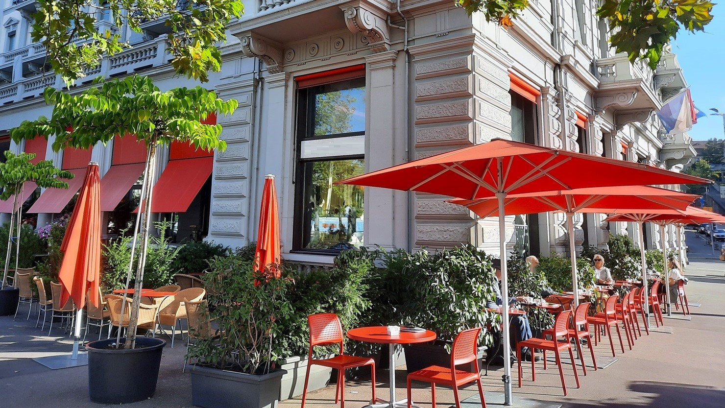 チューリヒ湖のそばのカフェ。各種朝食セットを用意しているカフェも多い　© Satomi Iwasawa