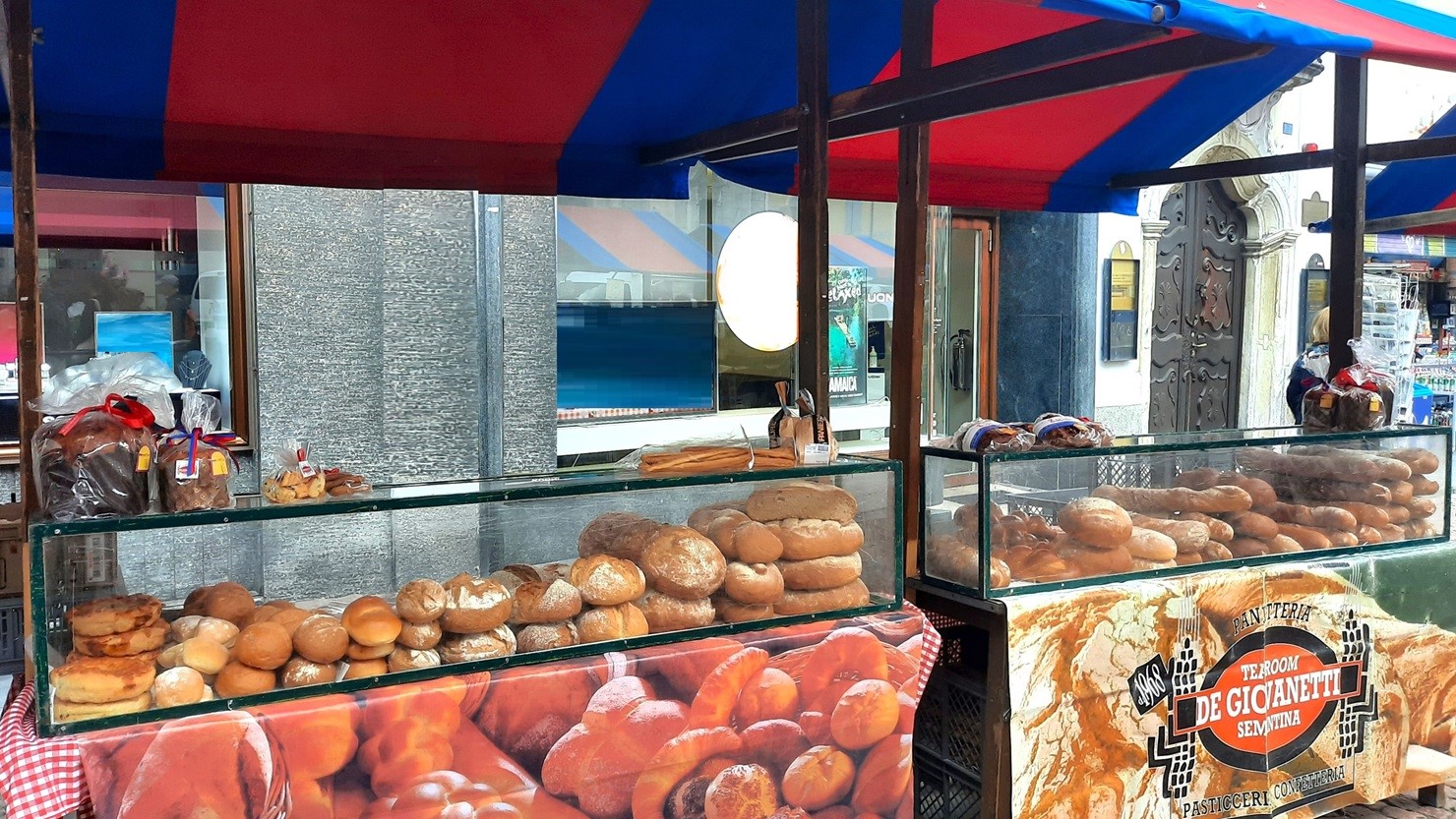 スイス南部（イタリア語圏のティチーノ州）の市場で見かけたパンのスタンド　© Satomi Iwasawa　協力：スイス政府観光局 www.myswiss.jp