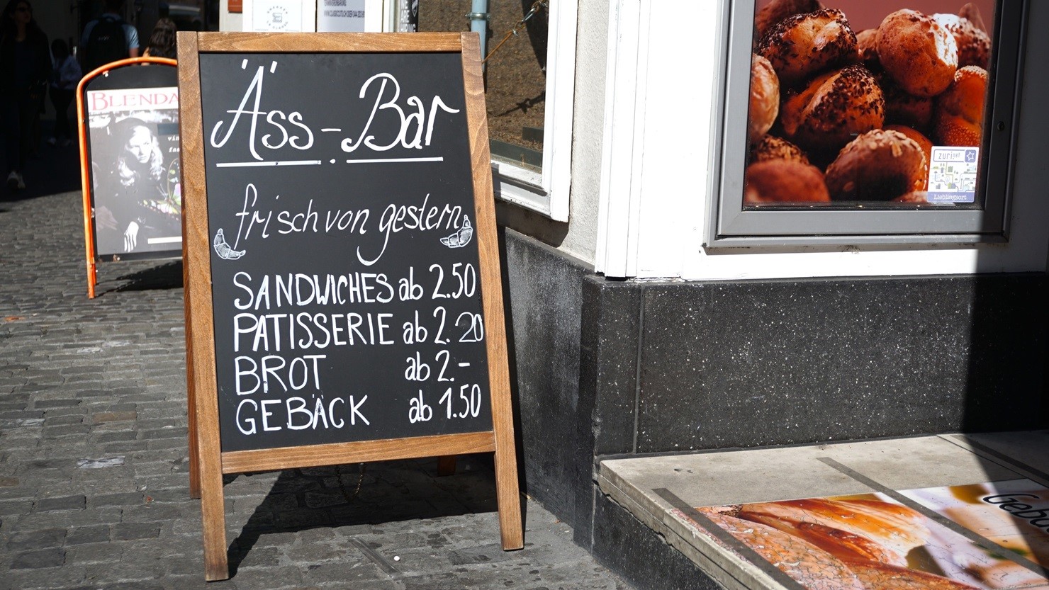 チューリヒ市の旧市街にある「Äss-Bar（エスバール）」　© Satomi Iwasawa