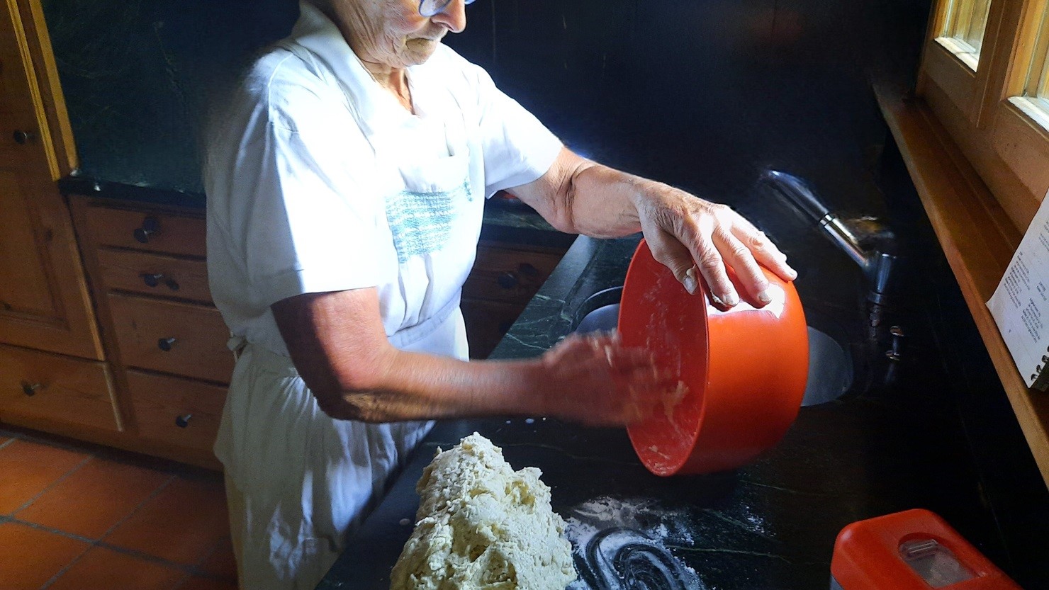 記事をボウルから出し、こねる作業へ　© Satomi Iwasawa