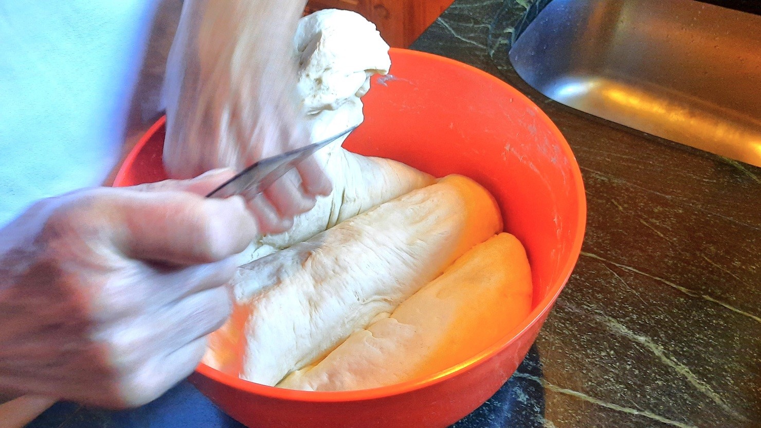 生地を3等分に　© Satomi Iwasawa