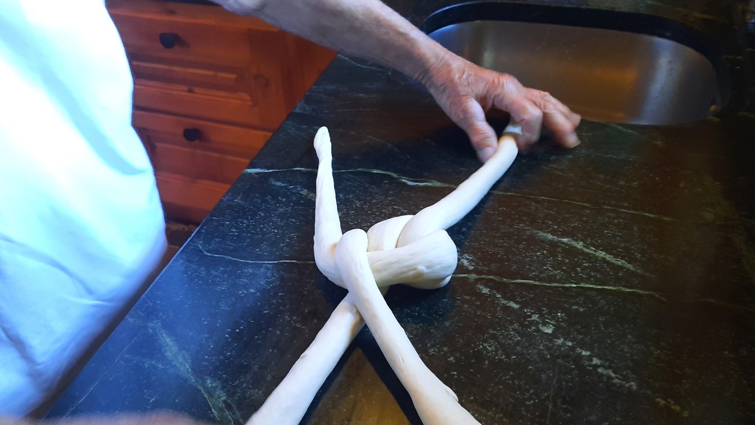 2本の生地を編んでいく　© Satomi Iwasawa