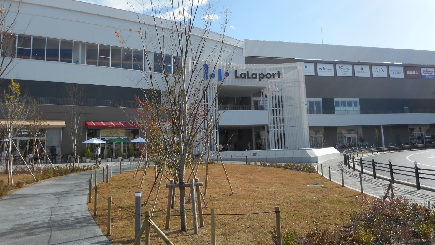 隣駅にあるららぽーと立川立飛は徒歩圏内