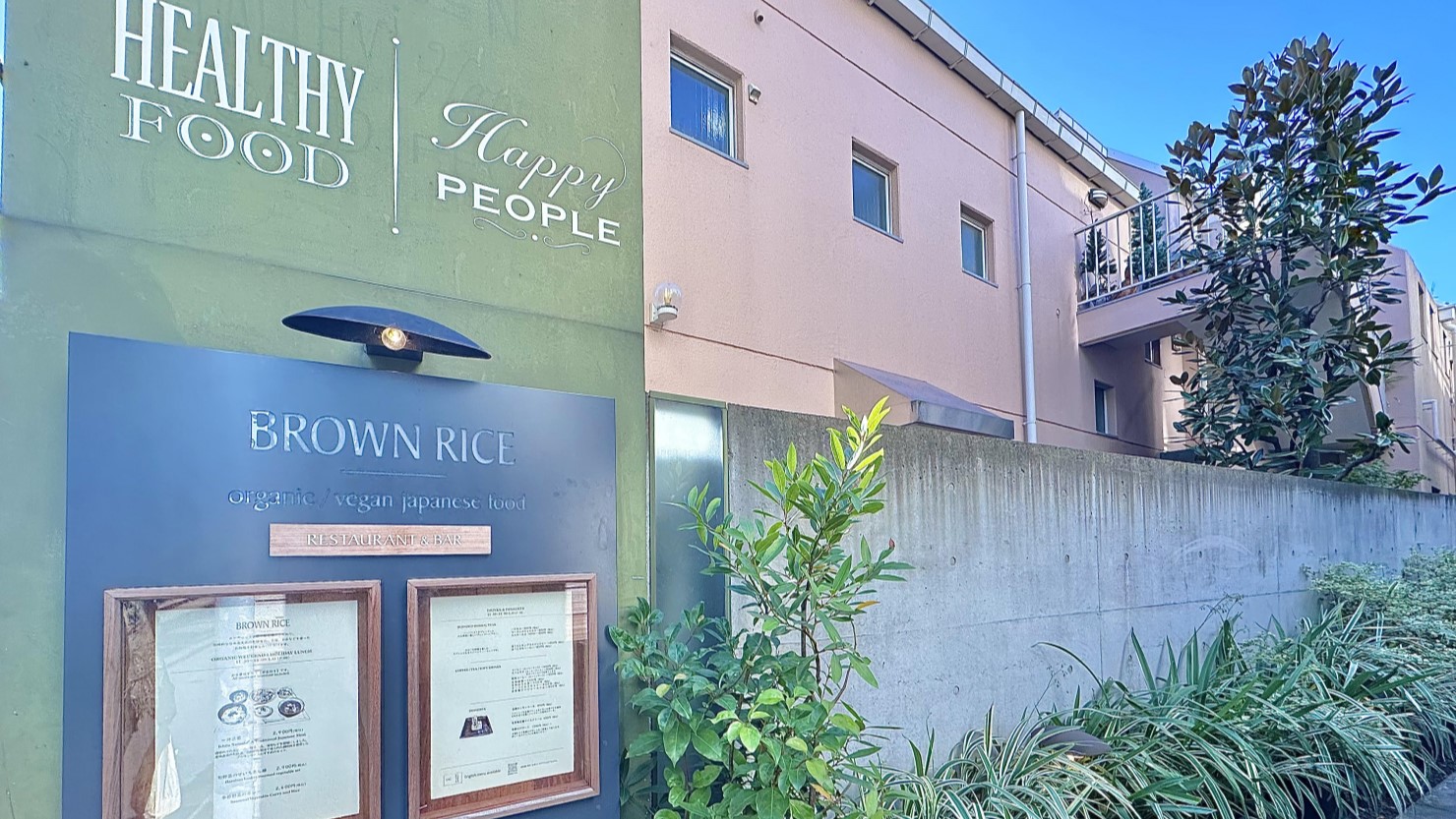 脇道から更に小道に入っていく