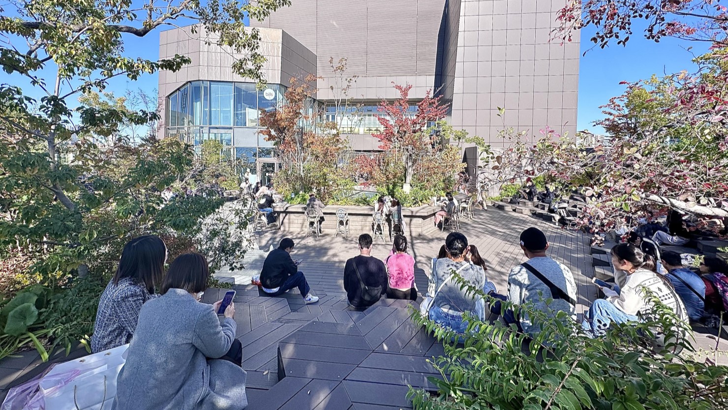 週末の日中でも余裕をもって座れるスペースがある